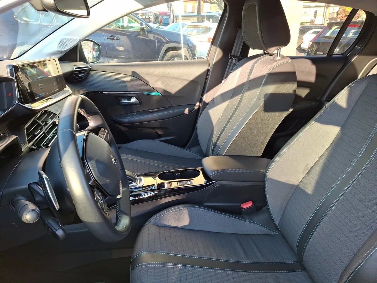 Peugeot 208 1.2 Puretech Allure Pack 4x2 130 Eat8 5p año 2022