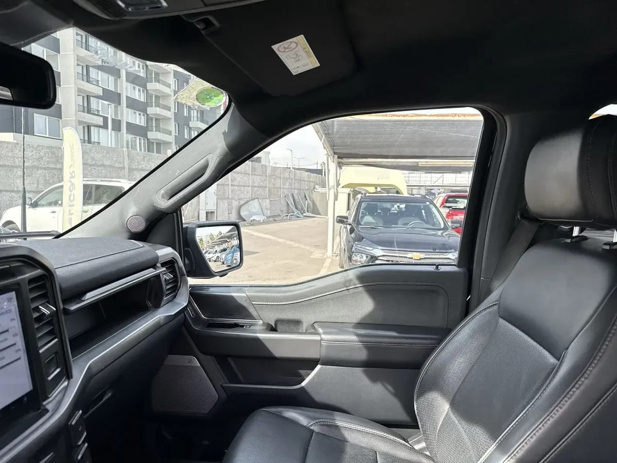 Ford F-150 5.0 Lariat Black Cc 4x4 Dob. Cab. At 4p año 2025