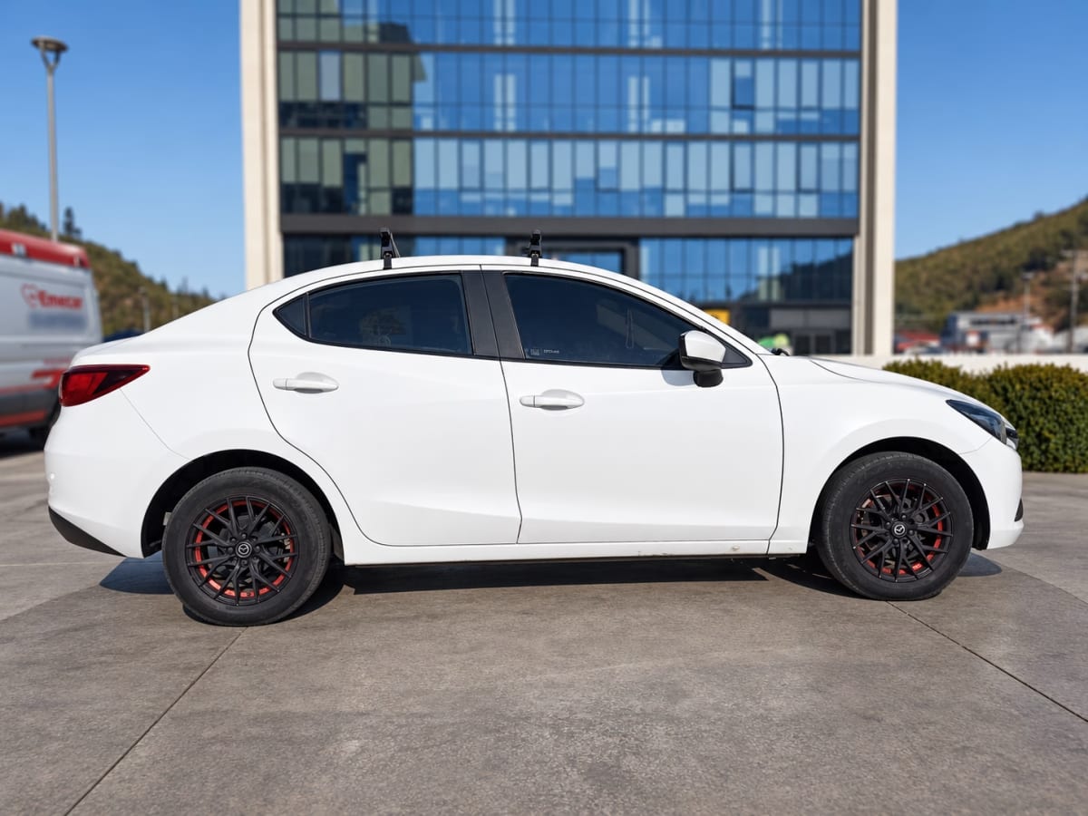 Mazda 2 Sedan 2 V Sedán año 2020