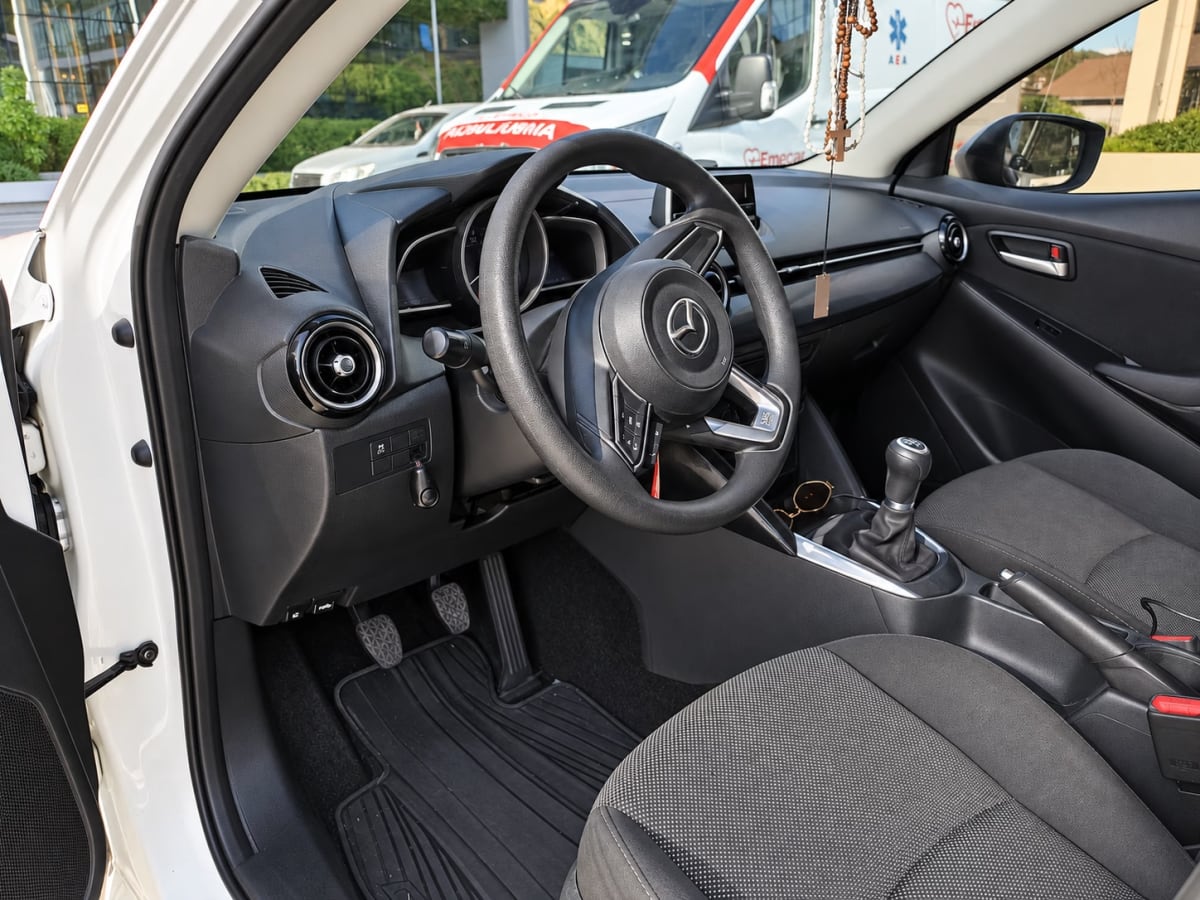 Mazda 2 Sedan 2 V Sedán año 2020