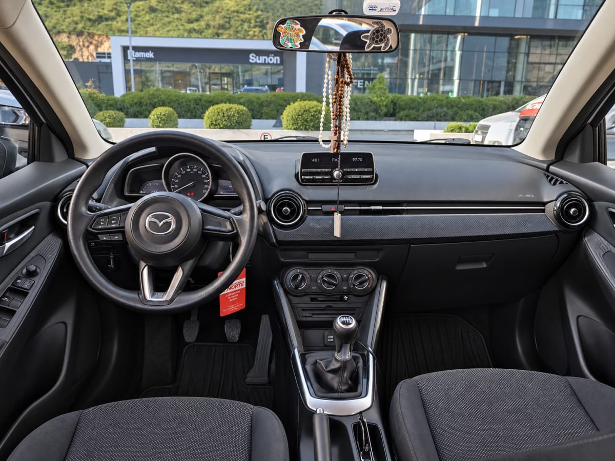 Mazda 2 Sedan 2 V Sedán año 2020