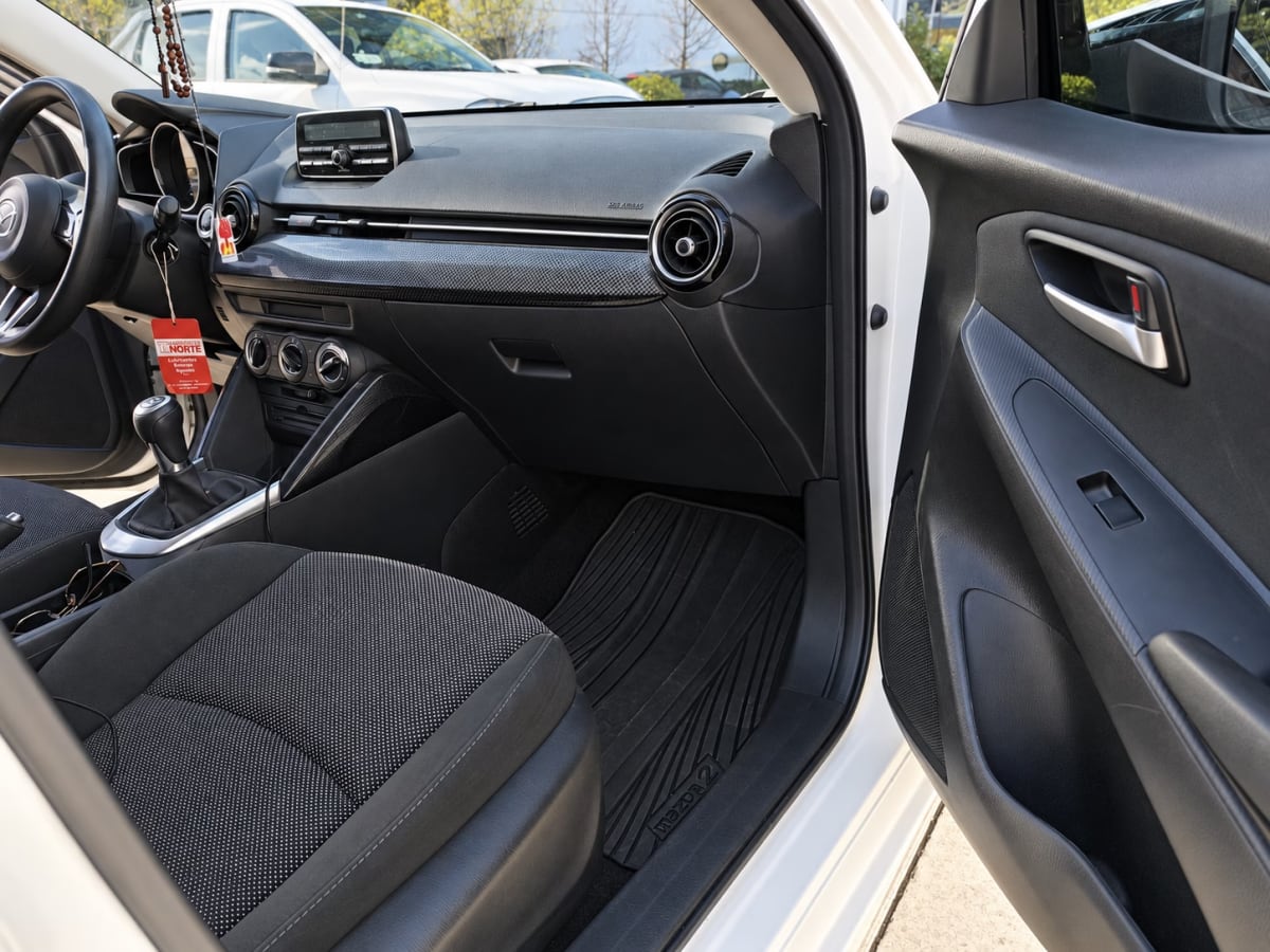 Mazda 2 Sedan 2 V Sedán año 2020