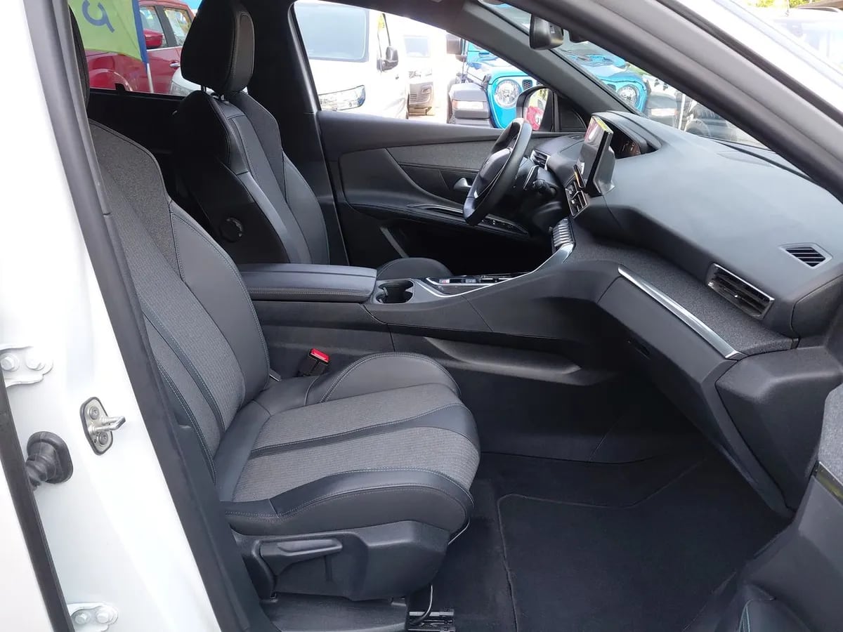 Peugeot 5008 1.5 Allure Pack Bluehdi 130 4x2 Eat8 5p año 2024