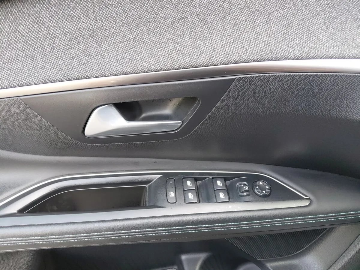 Peugeot 5008 1.5 Allure Pack Bluehdi 130 4x2 Eat8 5p año 2024