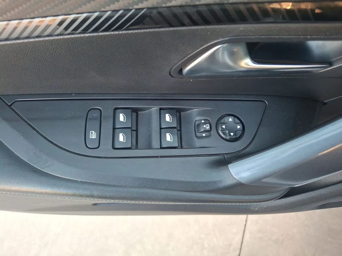 Peugeot 2008 1.2 Allure Puretech 4x2 130 At 5p año 2021