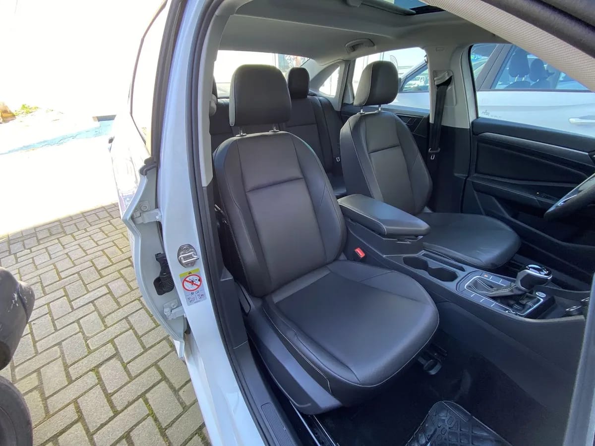 Volkswagen Jetta 1.4 Comfortline Sky 4x2 At 4p año 2024