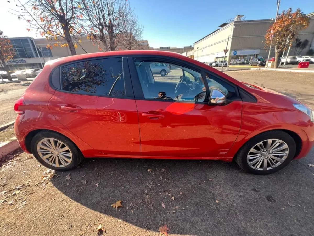 Peugeot 208 1.2 Signature Puretech 4x2 82 Mt5 5p año 2020