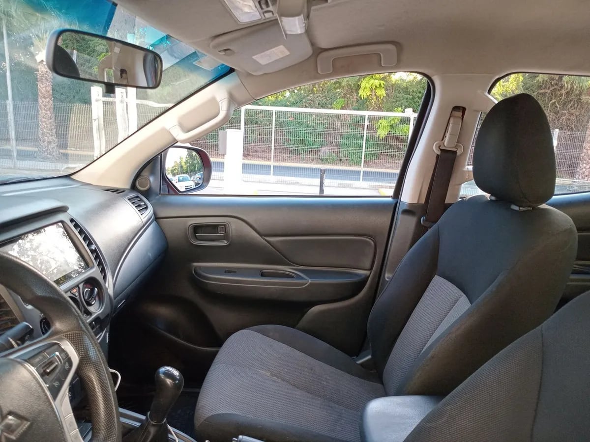Mitsubishi L200 2.2 Katana Crt Diesel Dob. Cab. 4x4 Mt 4p año 2024