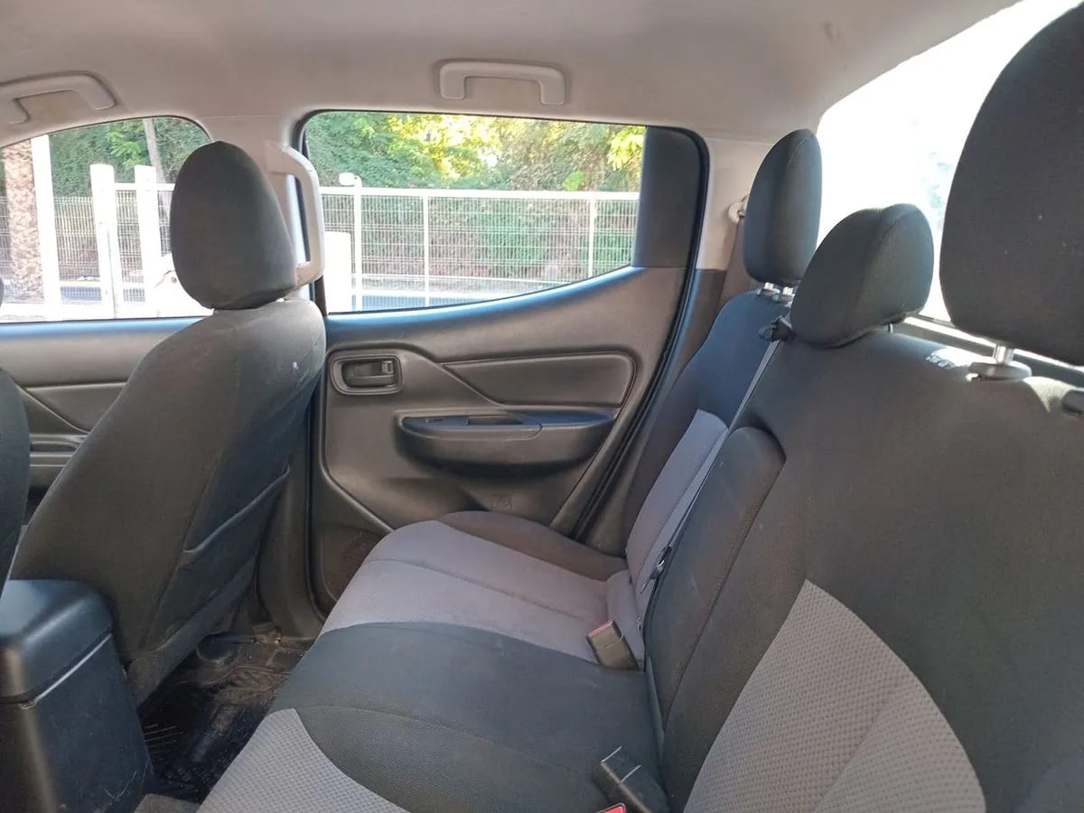 Mitsubishi L200 2.2 Katana Crt Diesel Dob. Cab. 4x4 Mt 4p año 2024