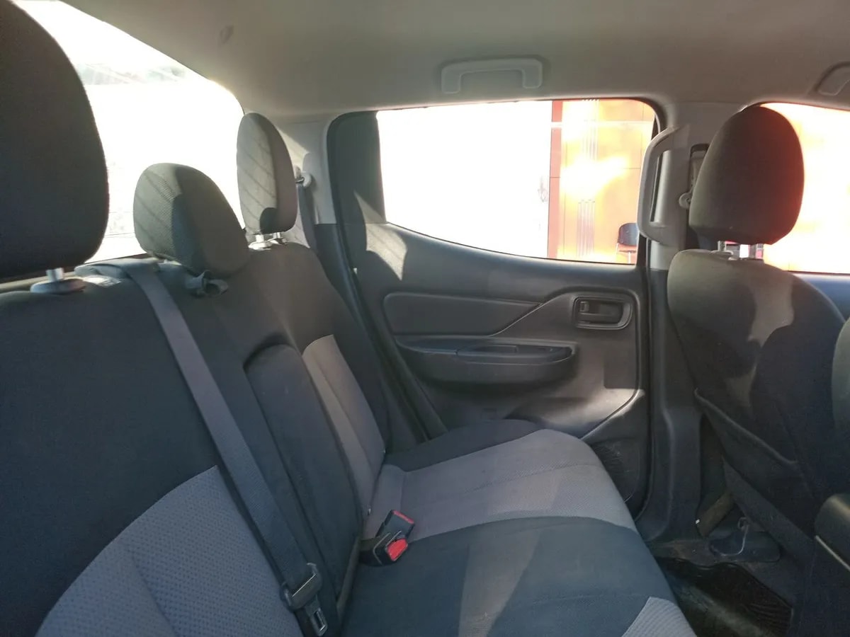 Mitsubishi L200 2.2 Katana Crt Diesel Dob. Cab. 4x4 Mt 4p año 2024