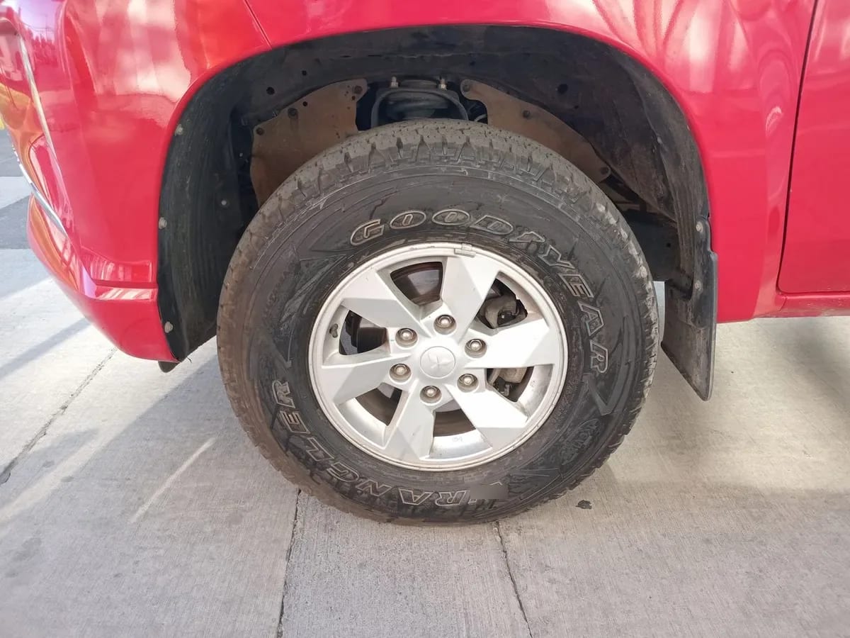 Mitsubishi L200 2.2 Katana Crt Diesel Dob. Cab. 4x4 Mt 4p año 2024