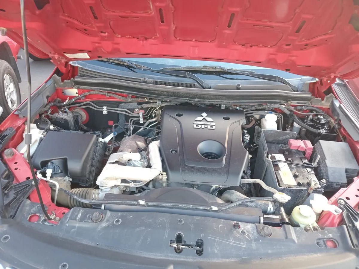 Mitsubishi L200 2.2 Katana Crt Diesel Dob. Cab. 4x4 Mt 4p año 2024