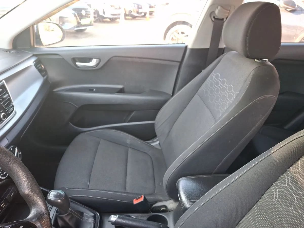 Kia Rio 5 1.4 Ex 4x2 Ac Ci 6mt 5p año 2021