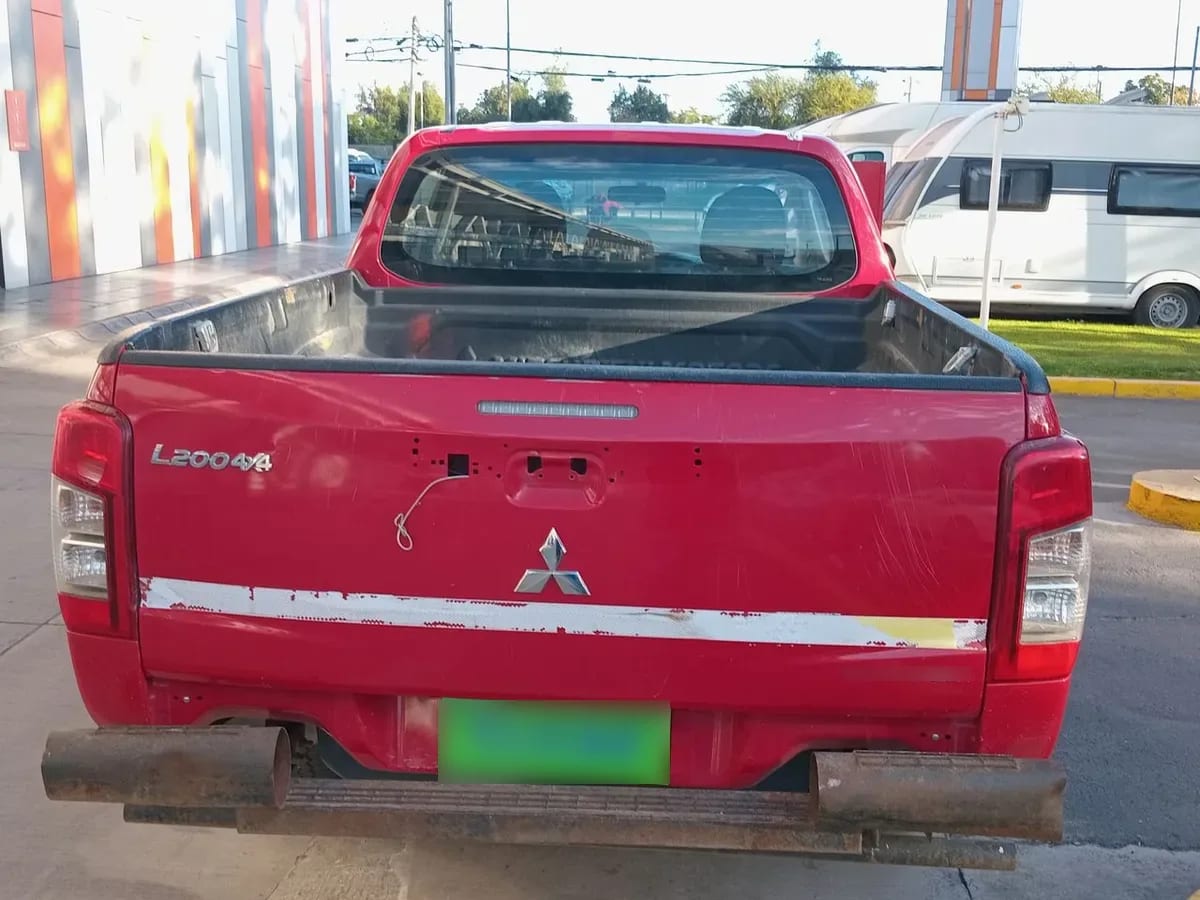 Mitsubishi L200 2.2 Katana Crt Diesel Dob. Cab. 4x4 Mt 4p año 2024