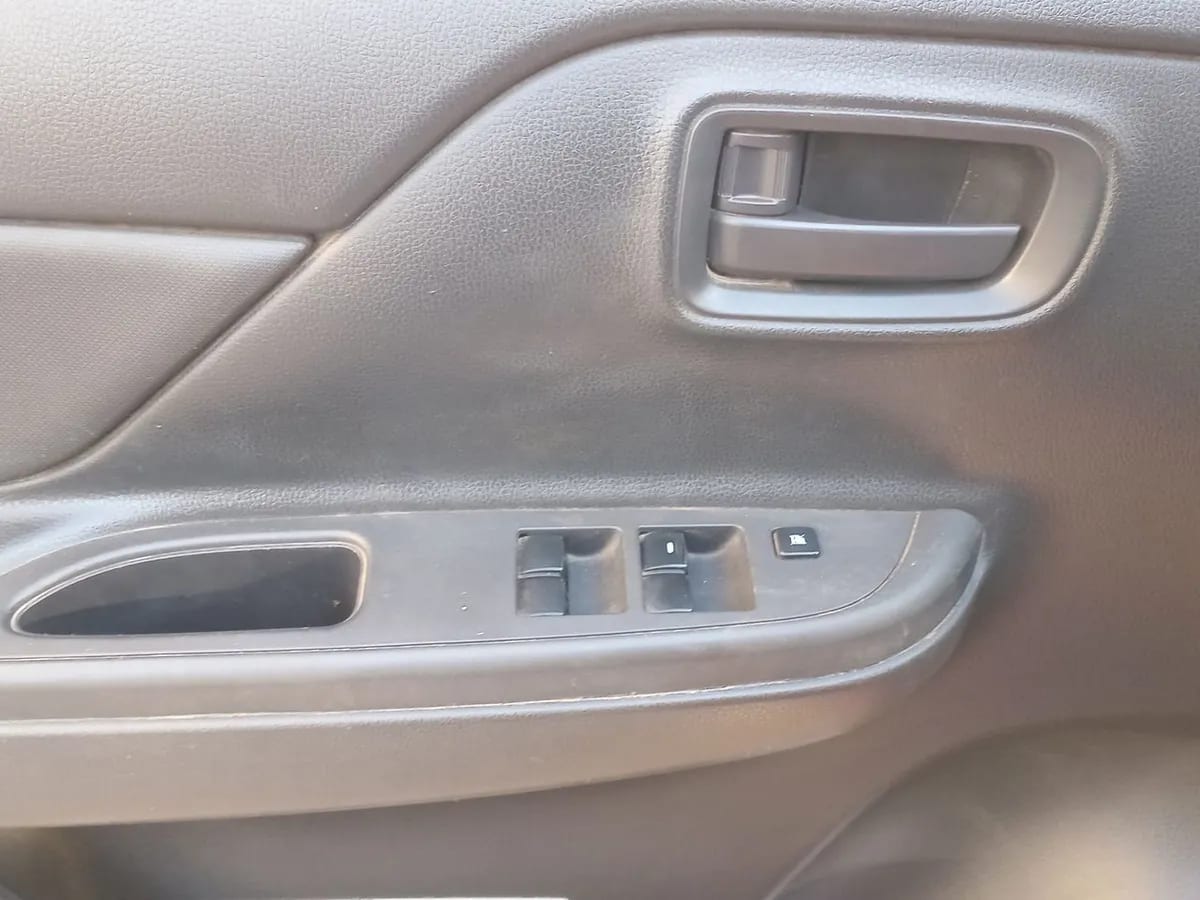 Mitsubishi L200 2.2 Katana Crt Diesel Dob. Cab. 4x4 Mt 4p año 2024