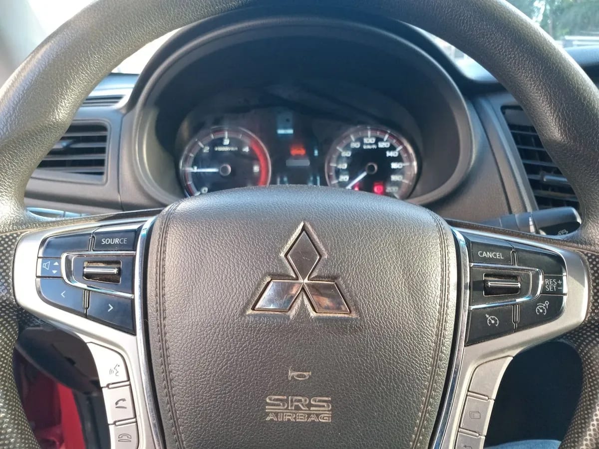 Mitsubishi L200 2.2 Katana Crt Diesel Dob. Cab. 4x4 Mt 4p año 2024