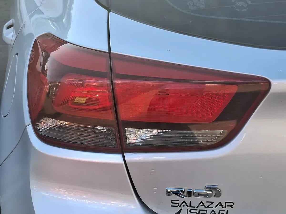 Kia Rio 5 1.4 Ex 4x2 Ac Ci 6mt 5p año 2021