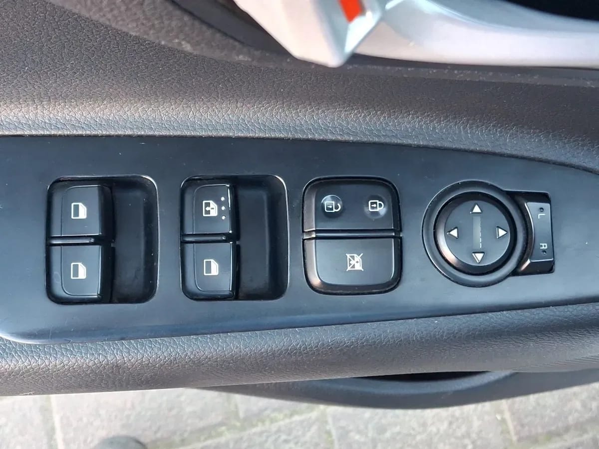 Kia Rio 5 1.4 Ex 4x2 Ac Ci 6mt 5p año 2021