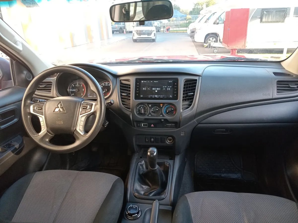 Mitsubishi L200 2.2 Katana Crt Diesel Dob. Cab. 4x4 Mt 4p año 2024
