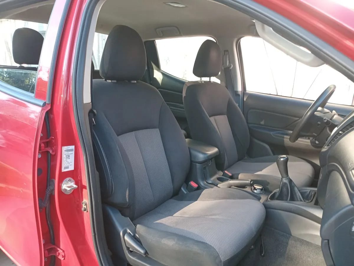 Mitsubishi L200 2.2 Katana Crt Diesel Dob. Cab. 4x4 Mt 4p año 2024