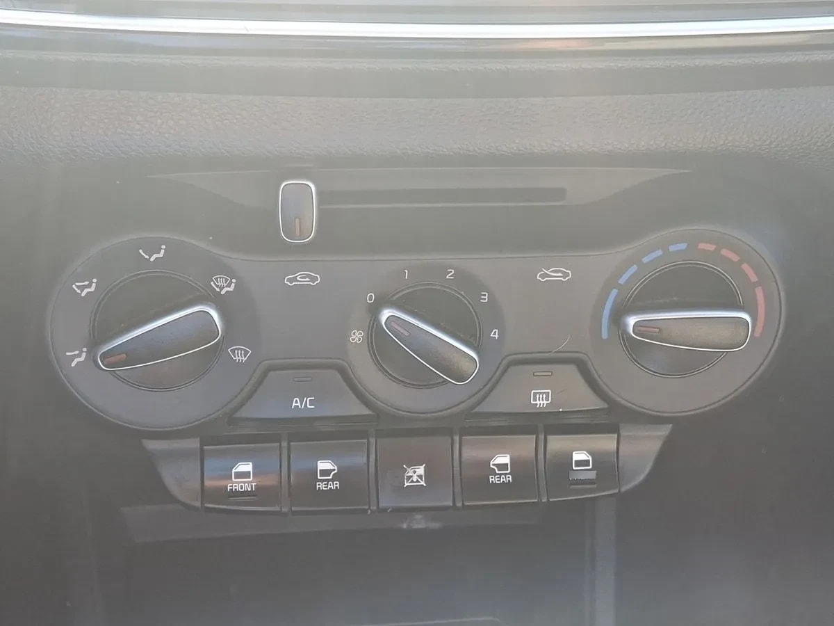 Kia Soluto 1.4 Ex Full 4x2 Srf Mt 4p año 2025