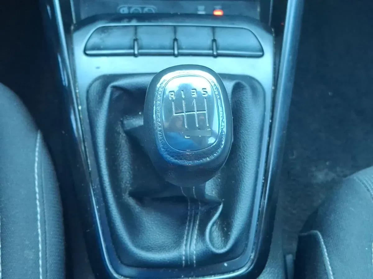 Kia Rio 5 1.4 Ex 4x2 Ac Ci 6mt 5p año 2021