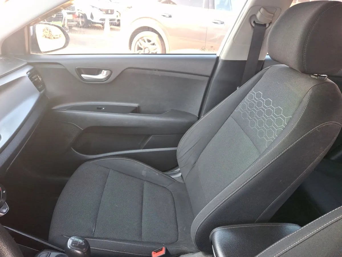 Kia Rio 5 1.4 Ex 4x2 Ac Ci 6mt 5p año 2021