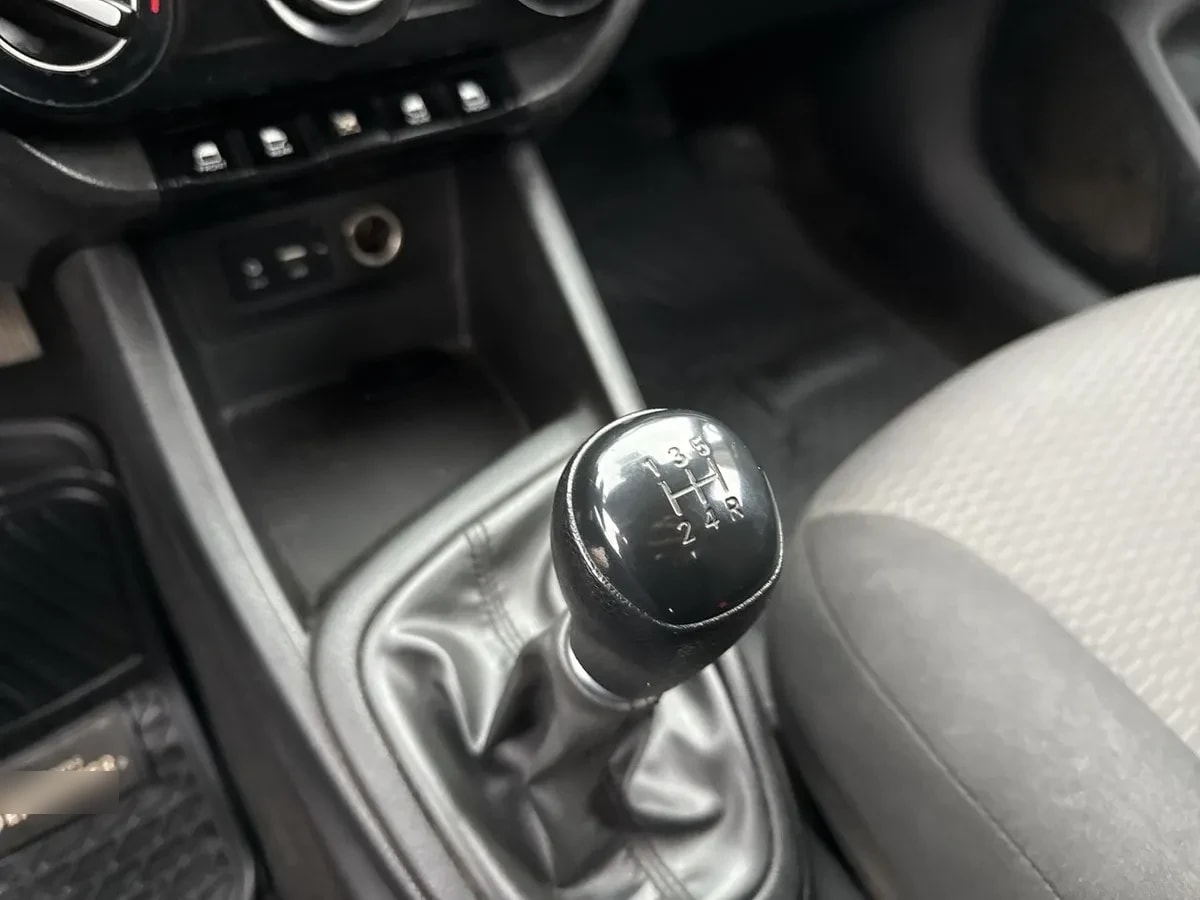 Hyundai Verna 1.4 Cb Plus 4x2 Mt5 4p año 2021