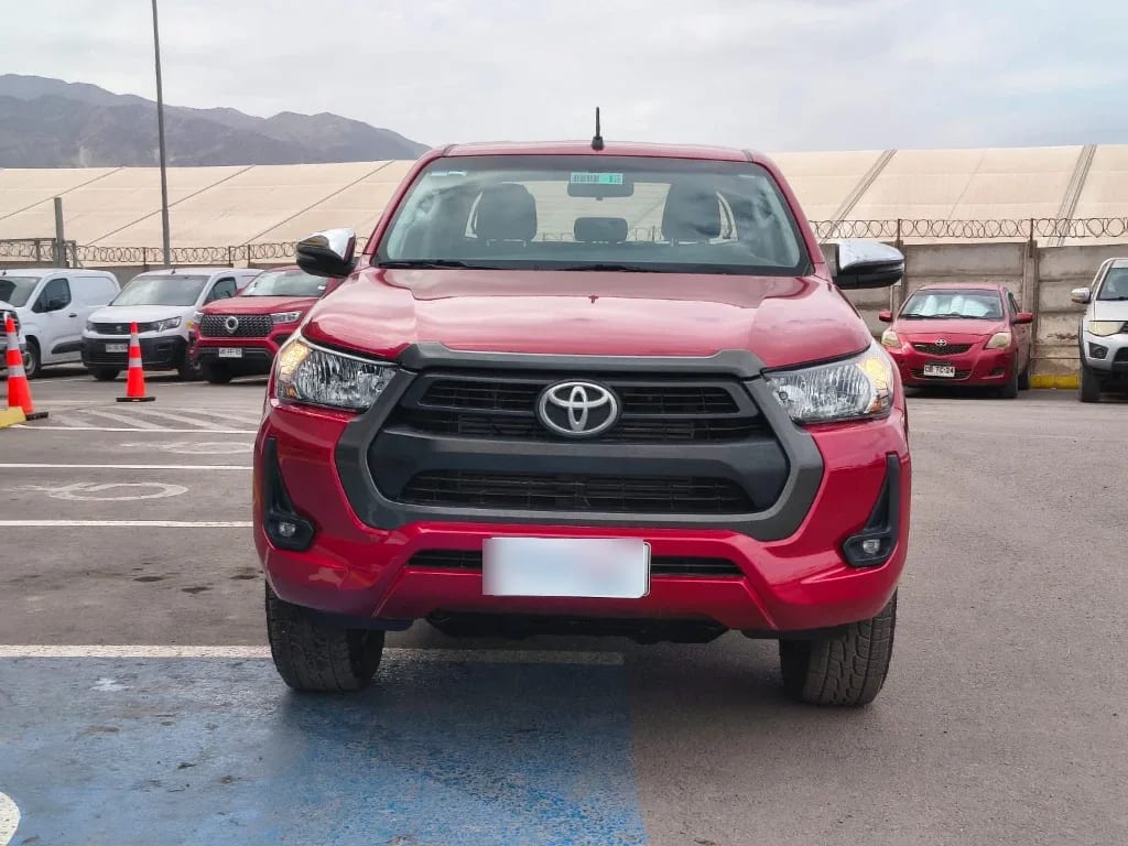 Toyota Hilux Dc 4x2 2.4 D Sr año 2022