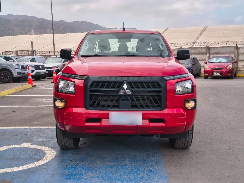 Mitsubishi L200 Katana D/c 2.4 Tdi Mt Xrt 4x4 año 2024