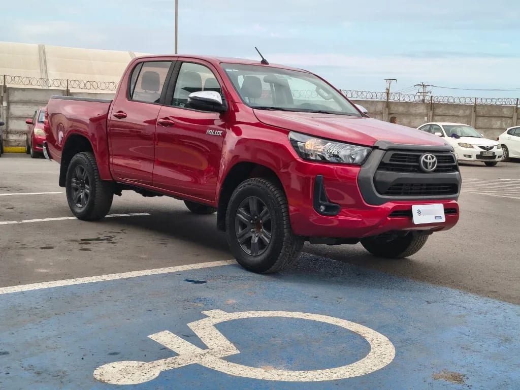 Toyota Hilux Dc 4x2 2.4 D Sr año 2022
