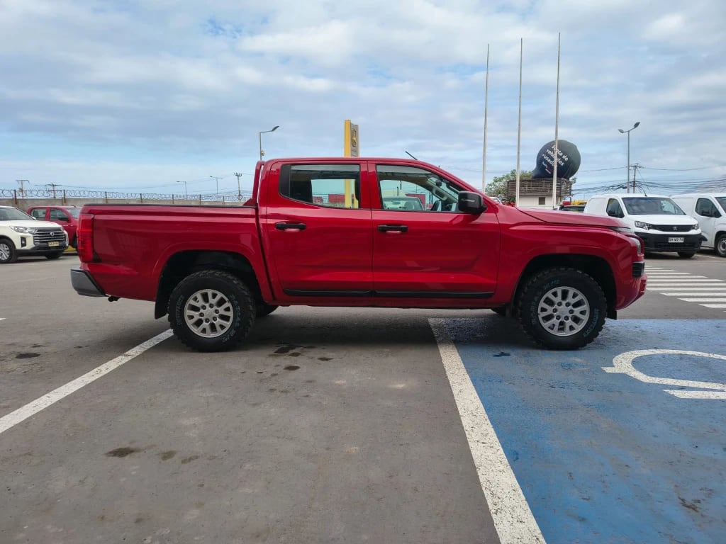 Mitsubishi L200 Katana D/c 2.4 Tdi Mt Xrt 4x4 año 2024