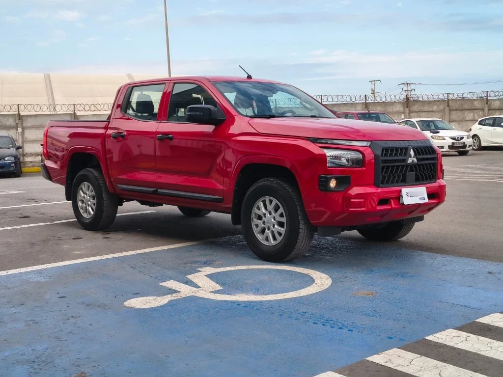 Mitsubishi L200 Katana D/c 2.4 Tdi Mt Xrt 4x4 año 2024