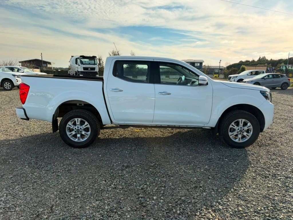 Nissan Navara D Cab 4x4 2.3 At año 2023