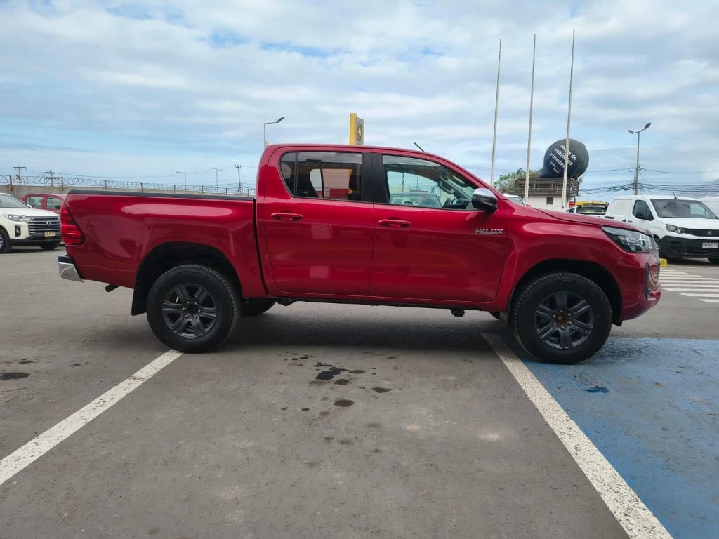 Toyota Hilux Dc 4x2 2.4 D Sr año 2022