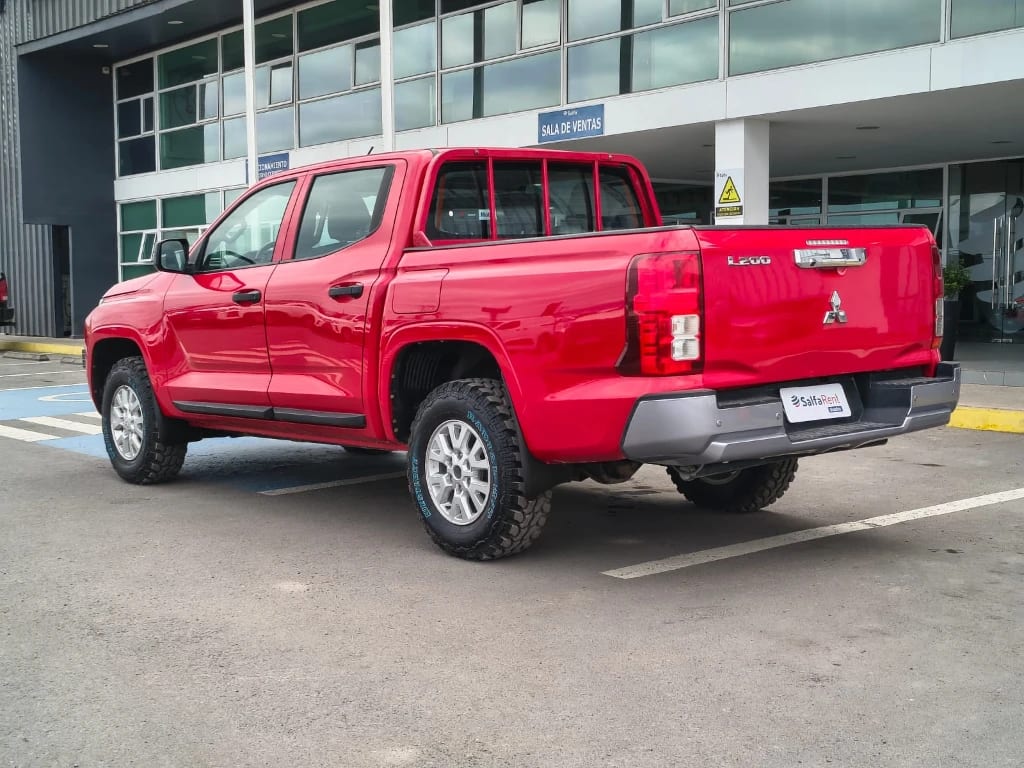 Mitsubishi L200 Katana D/c 2.4 Tdi Mt Xrt 4x4 año 2024