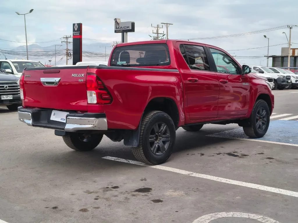 Toyota Hilux Dc 4x2 2.4 D Sr año 2022