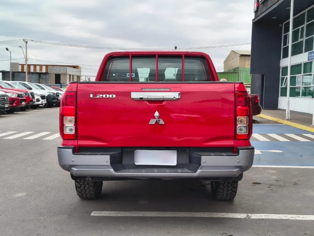 Mitsubishi L200 Katana D/c 2.4 Tdi Mt Xrt 4x4 año 2024