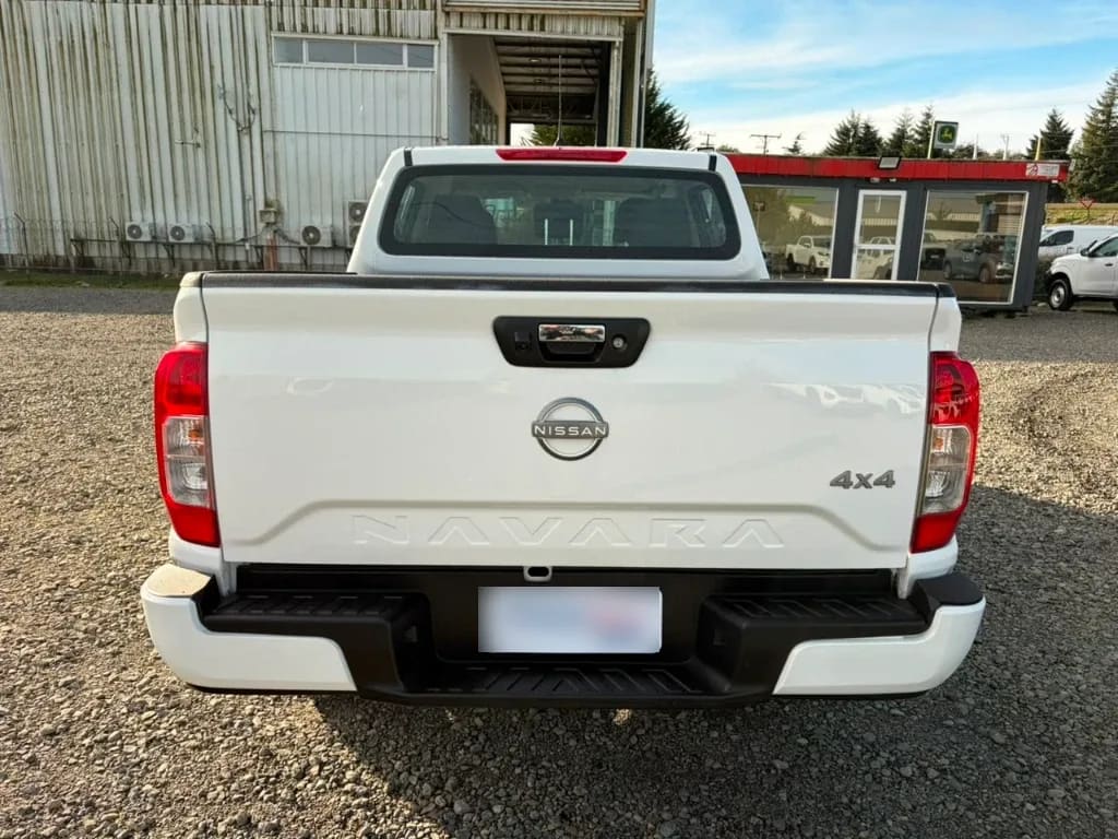 Nissan Navara D Cab 4x4 2.3 At año 2023