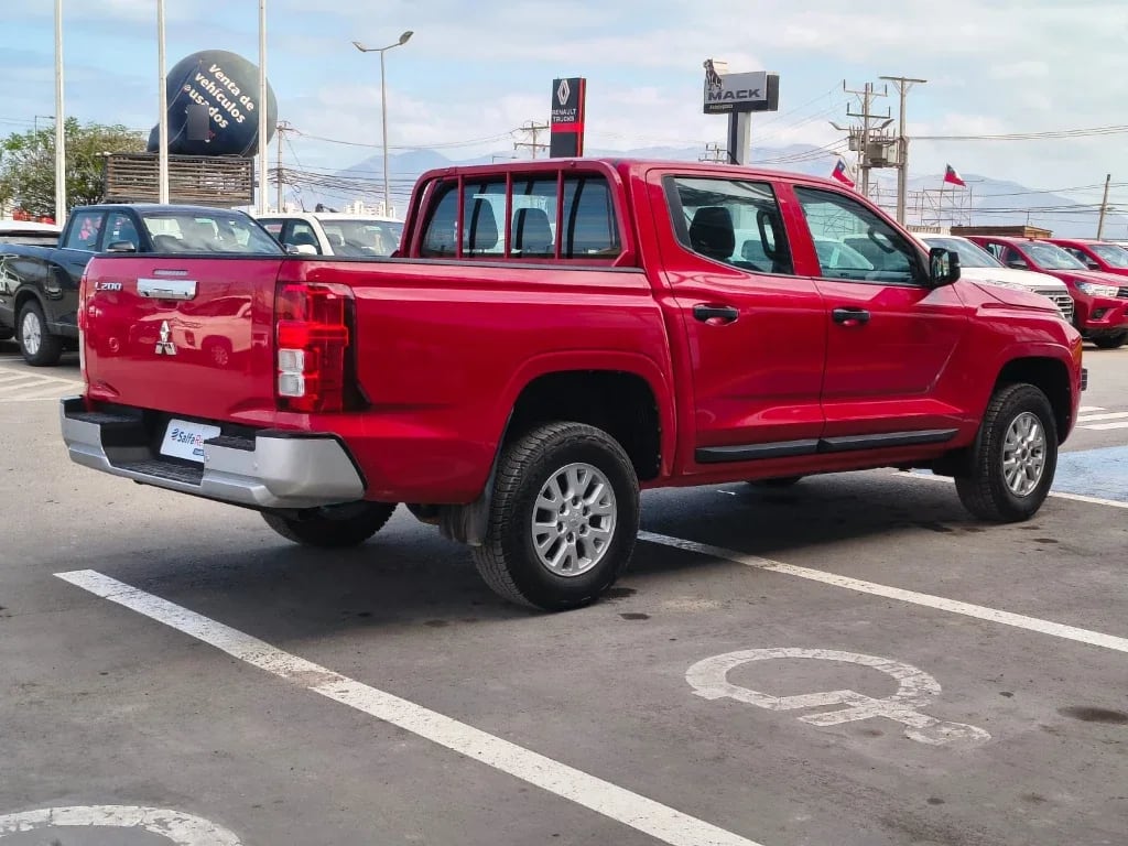 Mitsubishi L200 Katana D/c 2.4 Tdi Mt Xrt 4x4 año 2024
