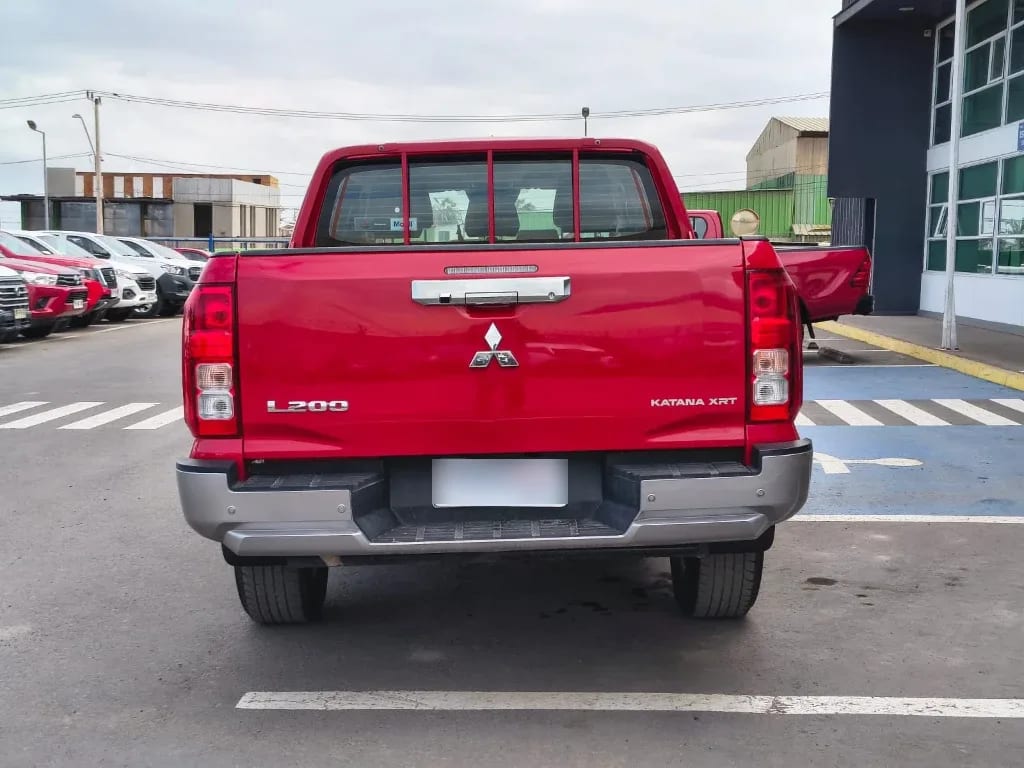 Mitsubishi L200 Katana D/c 2.4 Tdi Mt Xrt 4x4 año 2024