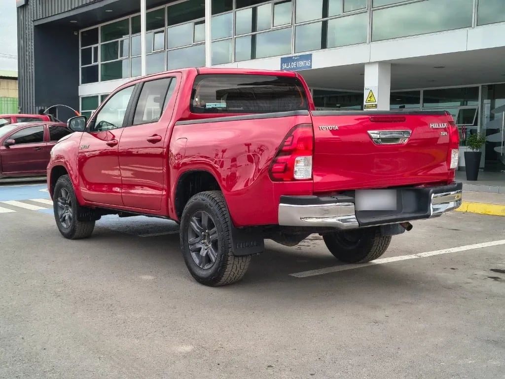 Toyota Hilux Dc 4x2 2.4 D Sr año 2022