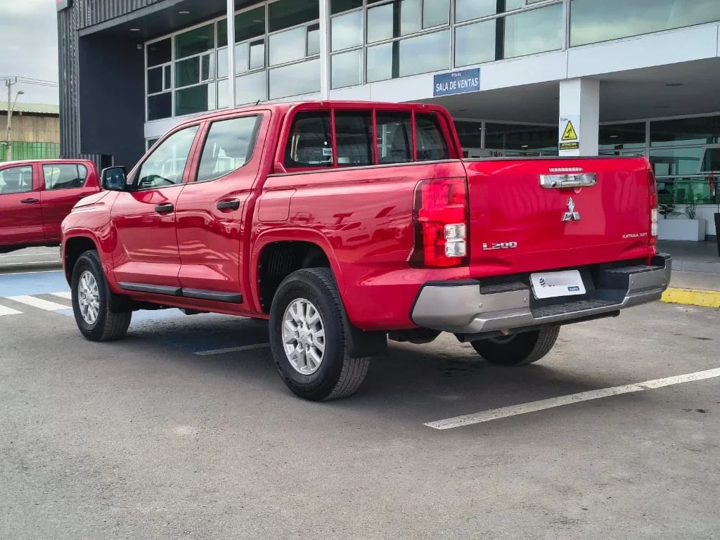 Mitsubishi L200 Katana D/c 2.4 Tdi Mt Xrt 4x4 año 2024