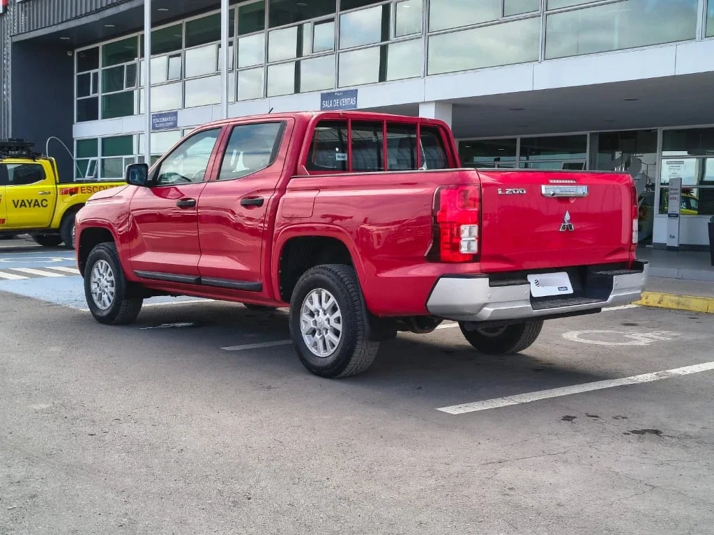 Mitsubishi L200 Katana D/c 2.4 Tdi Mt Xrt 4x4 año 2024