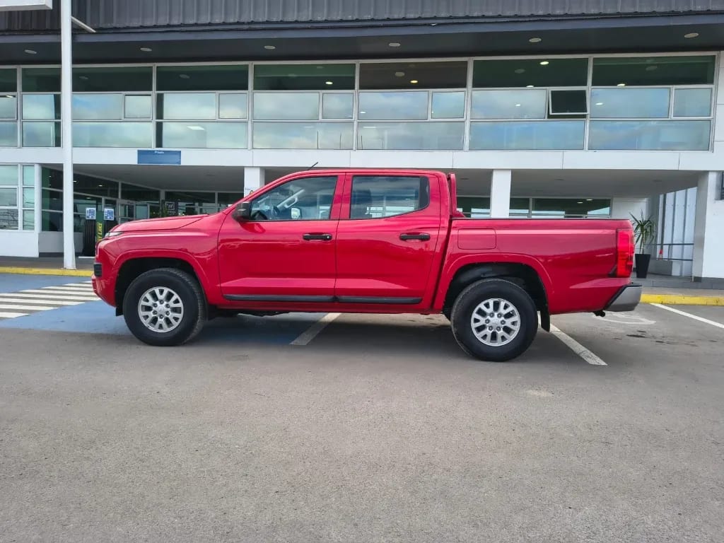 Mitsubishi L200 Katana D/c 2.4 Tdi Mt Xrt 4x4 año 2024