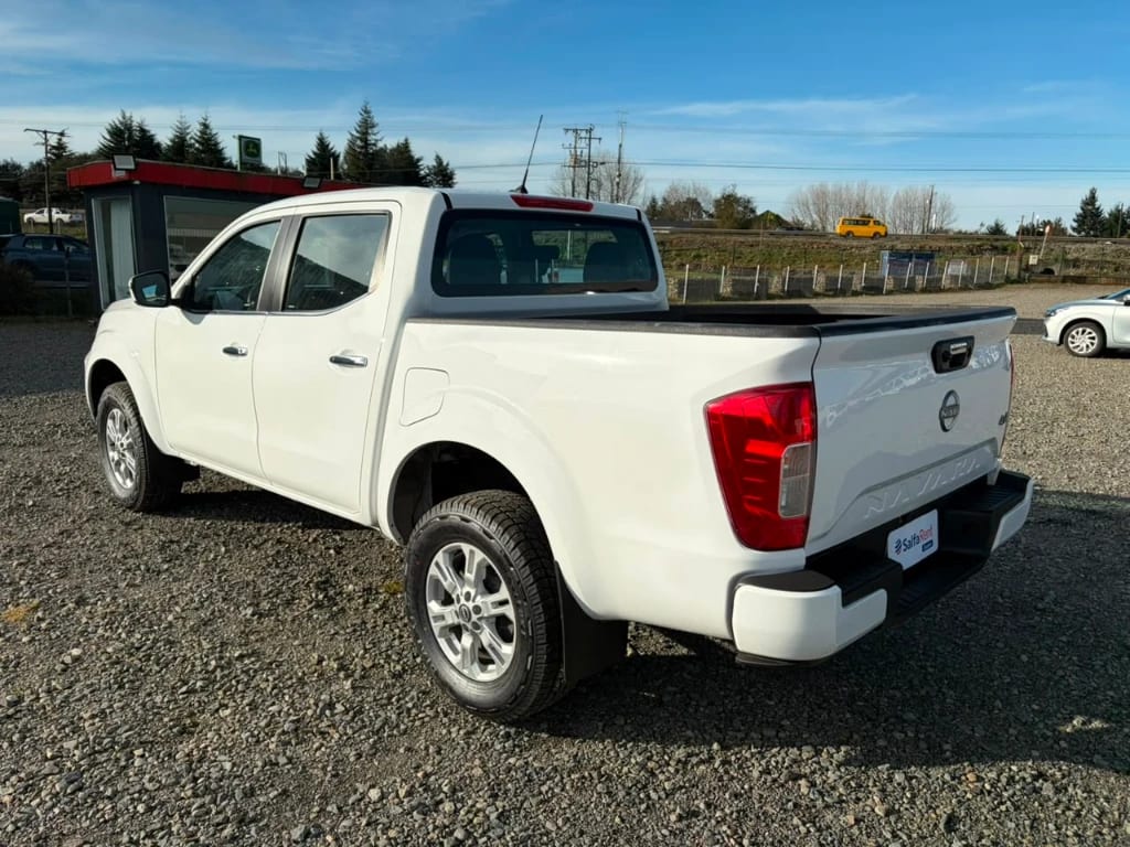 Nissan Navara D Cab 4x4 2.3 At año 2023