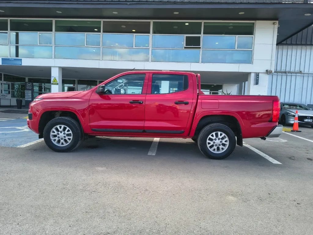 Mitsubishi L200 Katana D/c 2.4 Tdi Mt Xrt 4x4 año 2024