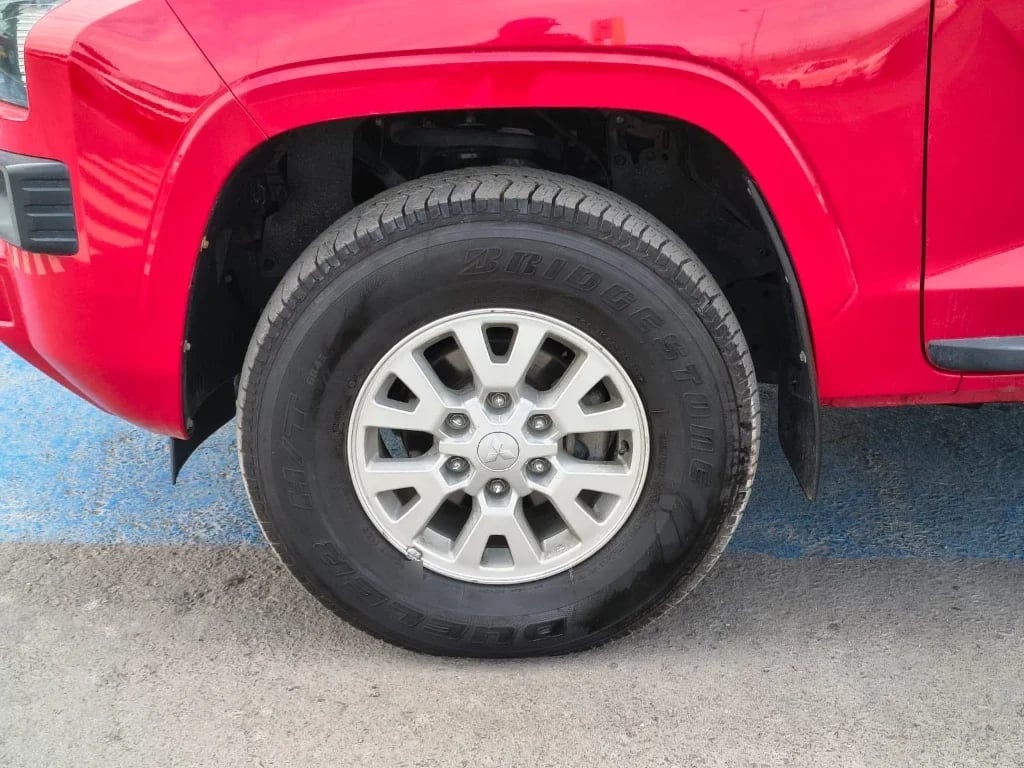 Mitsubishi L200 Katana D/c 2.4 Tdi Mt Xrt 4x4 año 2024