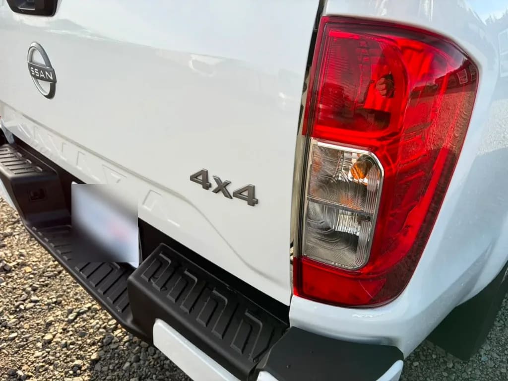 Nissan Navara D Cab 4x4 2.3 At año 2023