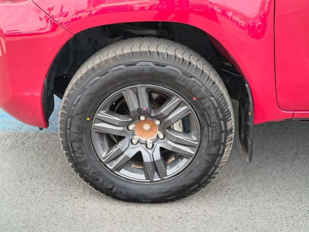 Toyota Hilux Dc 4x2 2.4 D Sr año 2022